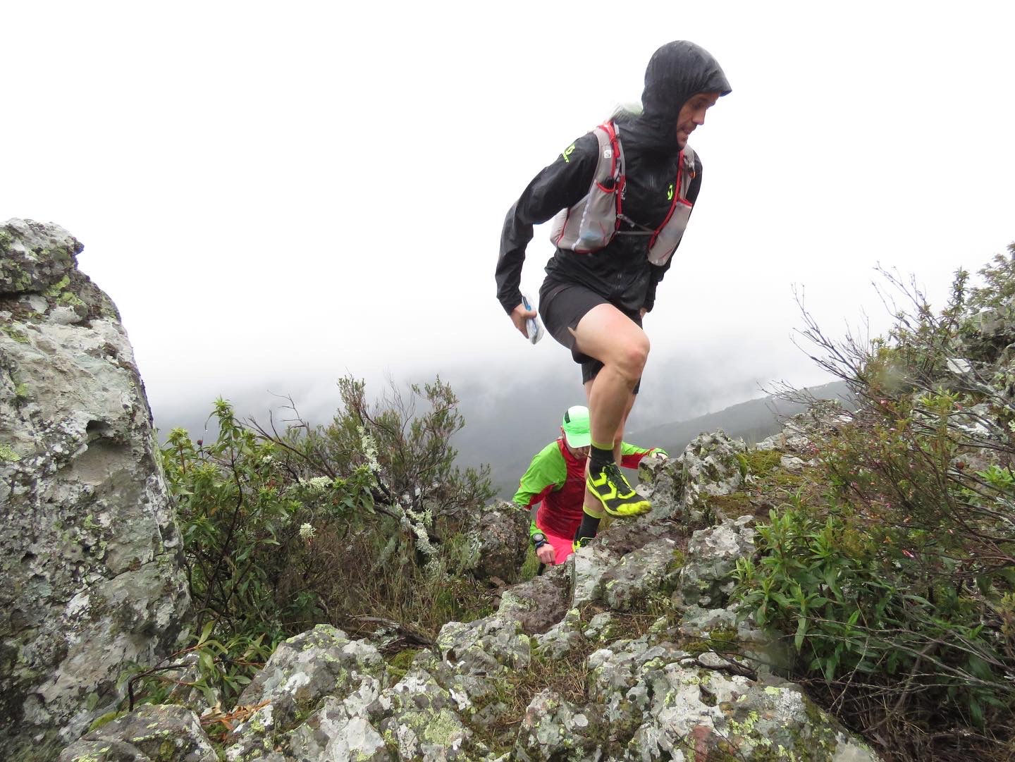 Néstor Arilla corriendo por un sendero de montaña